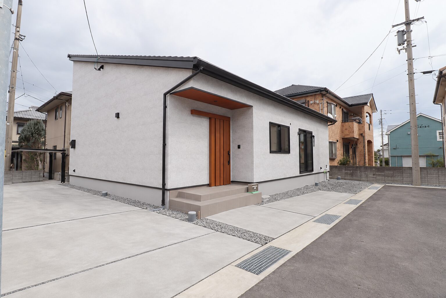 洗練と温もりが調和する、モダンな平屋の佇まい