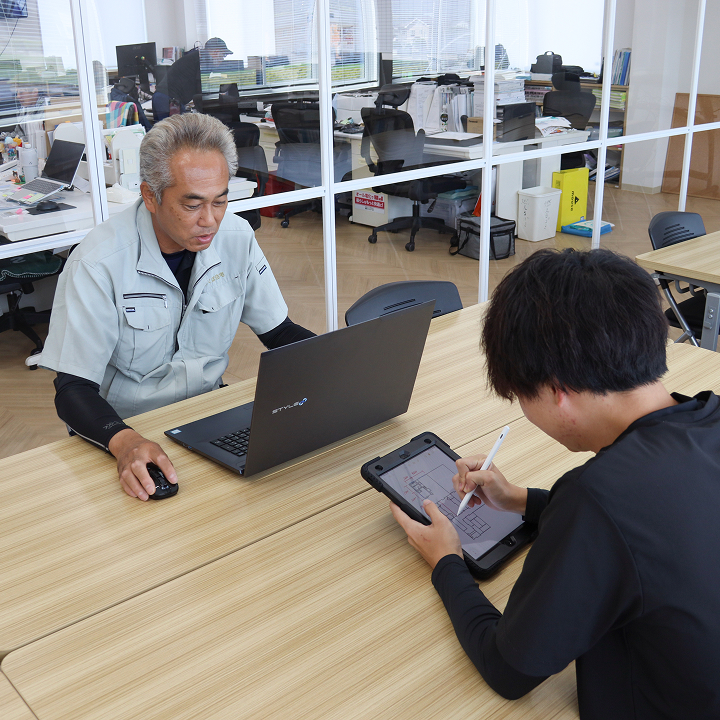 社員のスライド写真