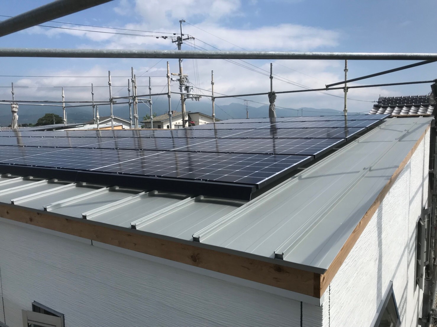 屋根が葺かれ、太陽光パネルも取付完了です。