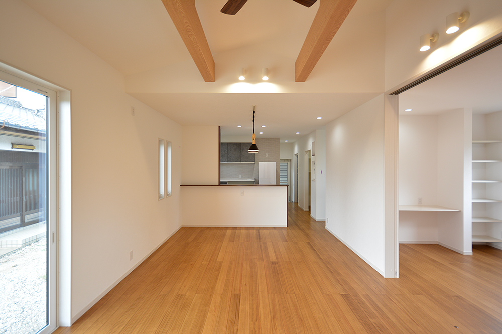 温かみのあるすっきりとした印象の家を目指しました。